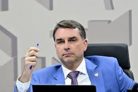 Flávio Bolsonaro pede afastamento de Moraes e questiona imparcialidade do ministro em caso ligado a Vorcaro