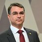 Flávio Bolsonaro apresentou ao governo dos Estados Unidos proposta para impedir que o Pix seja integrado a mecanismos financeiros ligados aos Brics durante negociação sobre tarifas comerciais. - Imagem: Evaristo Sá / AFP