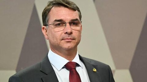 Flávio Bolsonaro apresentou ao governo dos Estados Unidos proposta para impedir que o Pix seja integrado a mecanismos financeiros ligados aos Brics durante negociação sobre tarifas comerciais. - Imagem: Evaristo Sá / AFP