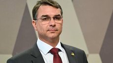 Flávio Bolsonaro apresentou ao governo dos Estados Unidos proposta para impedir que o Pix seja integrado a mecanismos financeiros ligados aos Brics durante negociação sobre tarifas comerciais. - Imagem: Evaristo Sá / AFP
