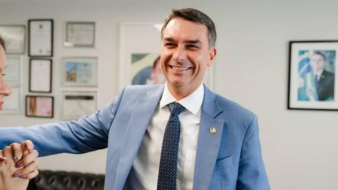 Notas fiscais emitidas pelo escritório de Flávio Bolsonaro passaram a integrar os desdobramentos das investigações relacionadas ao Caso Master. - Imagem: Reprodução