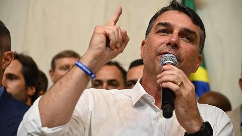Flávio Bolsonaro divulgou nota reafirmando confiança no sistema eleitoral brasileiro após repercussão de declarações feitas durante encontro com diplomatas em Brasília. - Imagem: Roberto Sungi / Ato Press/Estadão Conteúdo