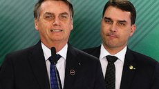 Jair Bolsonaro ao lado do filho, o senador Flávio Bolsonaro - Imagem: Valter Campanato/Agência Brasil