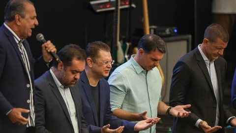 lávio Bolsonaro definiu Sóstenes Cavalcante, Cezinha de Madureira e Magno Malta para liderar a articulação da pré-campanha junto ao eleitorado evangélico. - Imagem: Renan Areias / Folhapess