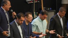 lávio Bolsonaro definiu Sóstenes Cavalcante, Cezinha de Madureira e Magno Malta para liderar a articulação da pré-campanha junto ao eleitorado evangélico. - Imagem: Renan Areias / Folhapess