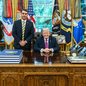 Flávio Bolsonaro afirma que buscou negociar diretamente com autoridades dos Estados Unidos para evitar novas tarifas sobre produtos brasileiros. - Imagem: Divulgação / Donald Trumo