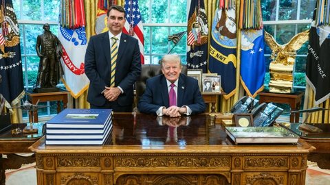 Flávio Bolsonaro afirma que buscou negociar diretamente com autoridades dos Estados Unidos para evitar novas tarifas sobre produtos brasileiros. - Imagem: Divulgação / Donald Trumo