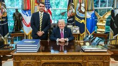Flávio Bolsonaro afirma que buscou negociar diretamente com autoridades dos Estados Unidos para evitar novas tarifas sobre produtos brasileiros. - Imagem: Divulgação / Donald Trumo