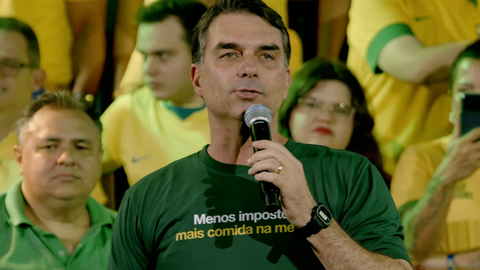 Flávio Bolsonaro participou, em Fortaleza, do lançamento da pré-candidatura de Alcides Fernandes ao Senado pelo Ceará - Imagem: Reprodução