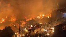 Incêndio na comunidade Olaria - Vila Andrade, SP - Imagem: Reprodução / Instagram @piraporinhacityy