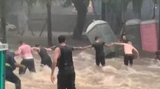 A chuva destruiu o Bloco Emo, que ocorreu na Zona Norte de São Paulo - Imagem: reprodução/TV Globo