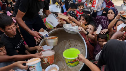 Ajuda humanitária começa a chegar a Gaza em meio à crise - Imagem: Mohammed Abed | AFP