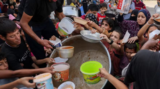 Ajuda humanitária começa a chegar a Gaza em meio à crise - Imagem: Mohammed Abed | AFP
