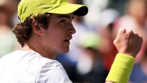 O jovem tenista brasileiro se prepara para enfrentar o australiano Alex de Minaur na próxima fase do Miami Open - Imagem: Reprodução / X / @debateydebate