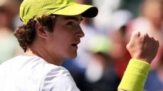 O jovem tenista brasileiro se prepara para enfrentar o australiano Alex de Minaur na próxima fase do Miami Open - Imagem: Reprodução / X / @debateydebate