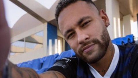 Ainda em recuperação de lesão, o atacante Neymar, compareceu ao aniversário do ex-centroavante Romário no final de semana - Imagem: Reprodução/Instagram @neymarjr