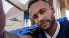Ainda em recuperação de lesão, o atacante Neymar, compareceu ao aniversário do ex-centroavante Romário no final de semana - Imagem: Reprodução/Instagram @neymarjr