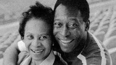 Na imagem Pelé está ao lado de sua mãe, Dona Celeste, que ainda é viva e completou 100 anos recentemente - Imagem: reprodução Instagram @pele