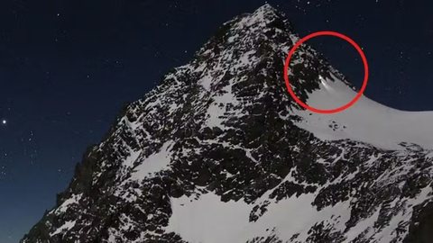 Imagem de webcam mostra o alpinista descendo o cume do Grossglockner durante a madrugada; namorada morreu horas depois por hipotermia - Imagem: www.foto-webcam.eu
