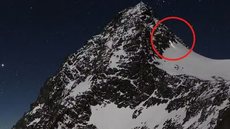 Imagem de webcam mostra o alpinista descendo o cume do Grossglockner durante a madrugada; namorada morreu horas depois por hipotermia - Imagem: www.foto-webcam.eu