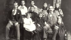 Retrato de família, c. 1890 (autor desconhecido) - O instante em que o cotidiano se transforma em arquivo - Imagem: Reprodução