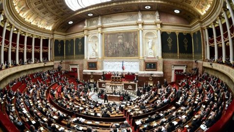 Moção de desconfiança desafia equilíbrio político e econômico da zona do euro - Imagem: Reprodução / X / @p_duval