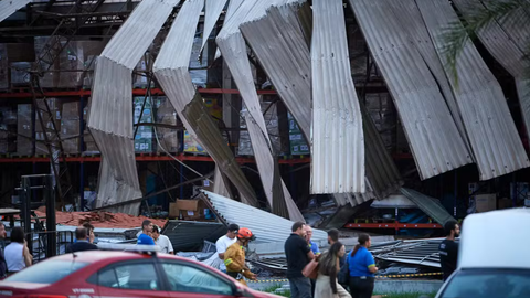 Estrutura de galpão destruída após desabamento causado por temporal em Franca, interior de São Paulo - Imagem: Igor do Vale