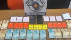 Durante a abordagem, policiais apreenderam cartões do INSS e mais de R$ 3 mil em dinheiro - Imagem: Divulgação | PMSP