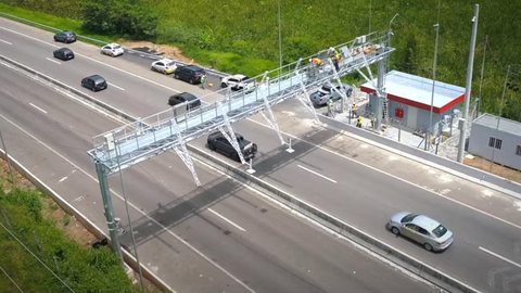 Sistema Free Flow começa a operar nas rodovias Anchieta e Imigrantes em 1º de agosto, eliminando cabines de pedágio e cobrando automaticamente pelo trecho percorrido. - Imagem: Reprodução / CCR