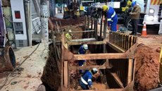 A Enel foi acionada para evitar riscos de queda de postes, enquanto a CET desvia o tráfego na área afetada pelos alagamentos. - Imagem: Divulgação