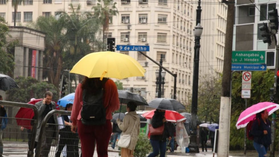 Frente fria neste domingo (15) ameniza tempo seco e calor em SP - Imagem: Reprodução / Agência Brasil / Rovena Rosa