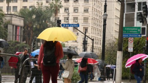 Frente fria neste domingo (15) ameniza tempo seco e calor em SP - Imagem: Reprodução / Agência Brasil / Rovena Rosa