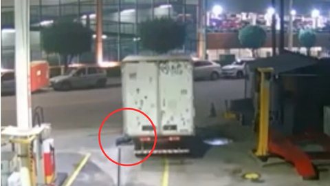 VÍDEO - caminhoneiro atropela e mata frentista em posto de SP - Imagem: reprodução YouTube
