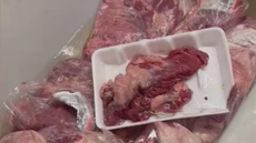 Funcionários de mercado jogam cloro em carnes após mulher encontrar larvas em peça - Foto: Reprodução / Redes Sociais