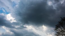 CGE prevê aumento da nebulosidade e possibilidade de chuvas intensas - Imagem: Reprodução / Freepik