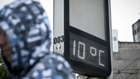 A nova onda de frio pode provocar geadas e eventos adversos, como alagamentos e quedas de árvores, em várias regiões - Imagem: Reprodução / Marcelo Camargo / Agência Brasil
