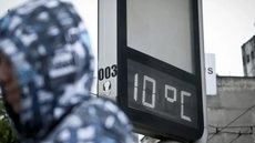 A queda acentuada nas temperaturas é resultado da chegada de uma massa de ar polar que afetou a cidade na quinta-feira - Imagem: Reprodução / Marcelo Camargo / Agência Brasil
