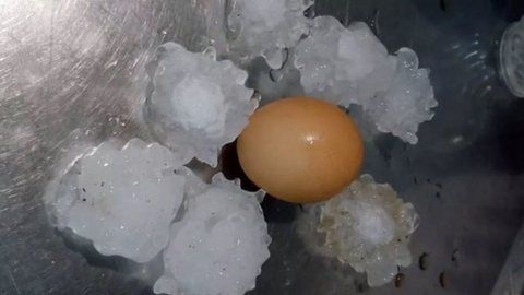 Floco de granizo equiparado ao tamanho de um ovo - Imagem: Reprodução / X (antigo Twitter) @metsul