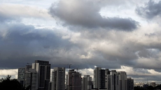 Semana começa com chuva fraca e termina com frio intenso na capital - Imagem: André C