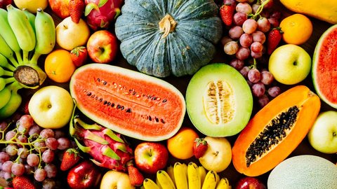 A fruta é considerada um elixir natural e ajuda a dar firmeza à pele - Imagem: Reprodução/Freepik