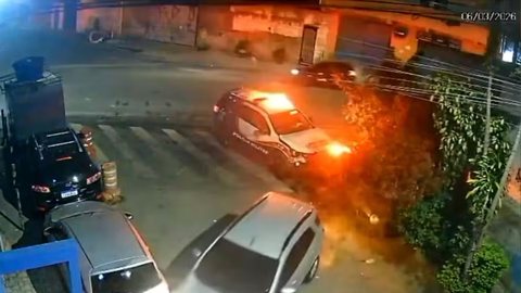 O veículo dos suspeitos bateu após tentativa de fuga - Imagem: Reprodução / TV Globo