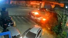 O veículo dos suspeitos bateu após tentativa de fuga - Imagem: Reprodução / TV Globo