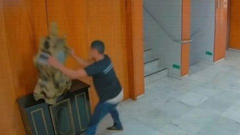 Fuga: brasileiros buscam refúgio em países vizinhos após baderna de 8 de Janeiro - Imagem: Reprodução/TV Globo