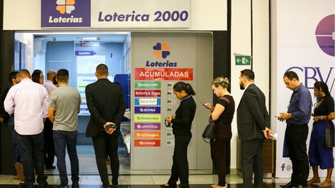 Funcionária de lotérica embolsa prêmio de bilhete premiado - Imagem: Reprodução / Agência Brasil / Marcelo Camargo