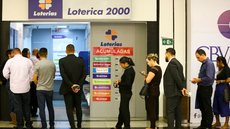 Funcionária de lotérica embolsa prêmio de bilhete premiado - Imagem: Reprodução / Agência Brasil / Marcelo Camargo
