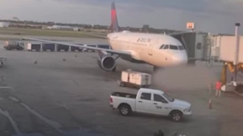 Funcionário de aeroporto morre após ser "sugado" por turbina de avião - Imagem: reprodução redes sociais