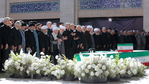 Centenas de milhares de pessoas acompanharam o funeral de Ali Khamenei em Teerã, em uma cerimônia marcada por manifestações de luto, discursos de vingança e palavras de ordem contra EUA e Israe - Imagem: Reprodução