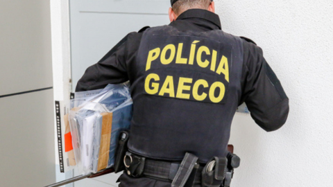 Armas, dinheiro, cheques e artigos de luxo foram apreendidos na ação - Imagem: Divulgação | GAECO
