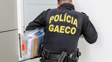 Armas, dinheiro, cheques e artigos de luxo foram apreendidos na ação - Imagem: Divulgação | GAECO