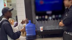 Homem tenta encher galão de 20 litros com refil de refrigerante e causa confusão; entenda - Imagem: reprodução